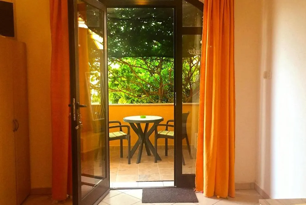 Studio Apartment In Lopar With Balcony, Air Conditioning, Wi-Fi