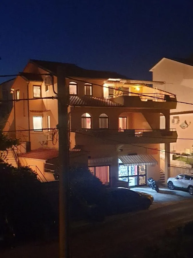 Studio Apartment In Lopar With Balcony, Air Conditioning, Wi-Fi